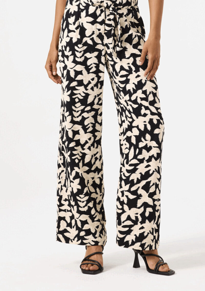 Pantalón pinzas estampado marca Garcia